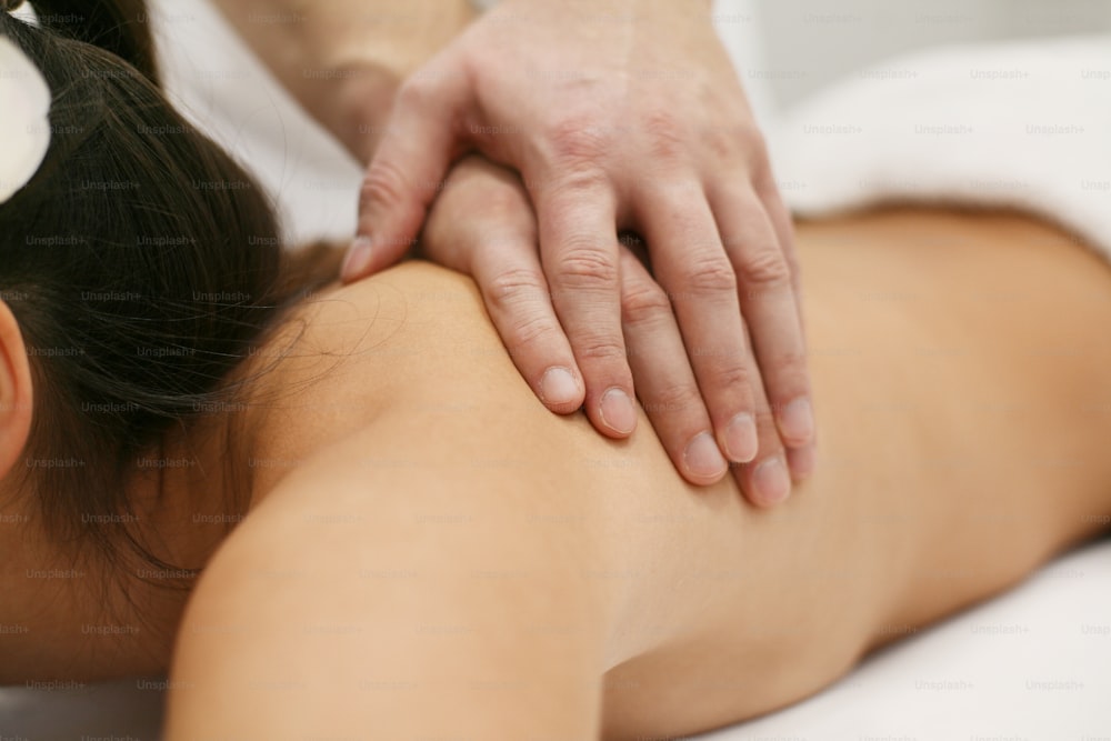Frau während einer Massagebehandlung im Spa.