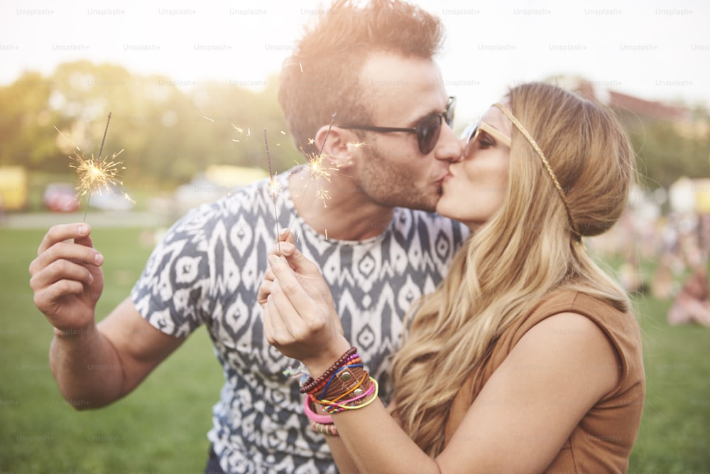 Giovane coppia che si bacia al festival musicale