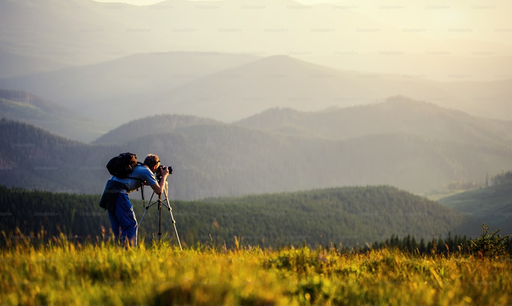 写真家は夏の山を撮影し、霧を撮影します。