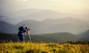 Le photographe a photographié les montagnes en été, photographie le brouillard.