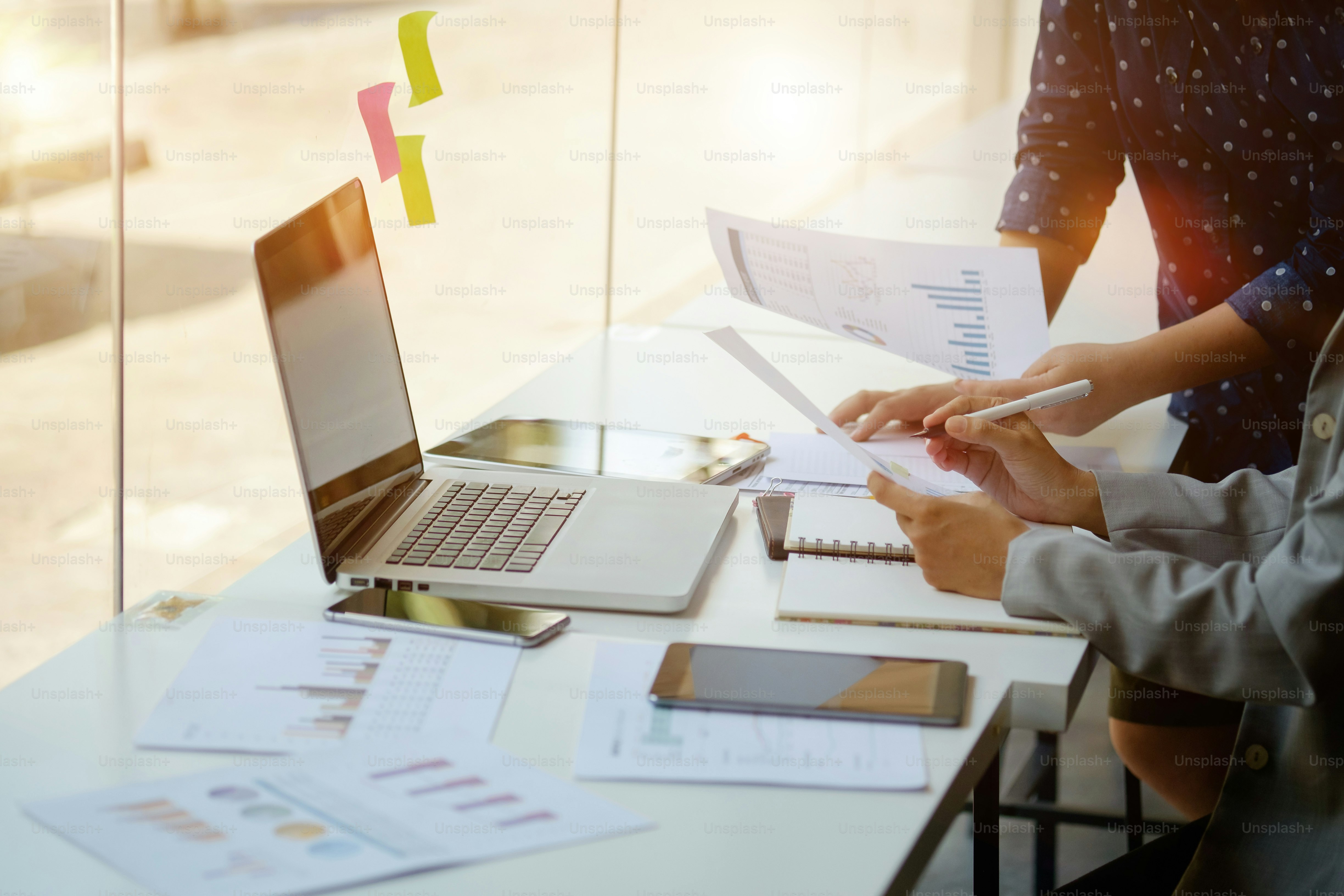 Concept d’idées de conception de réunion de travail d’équipe de personnes d’affaires