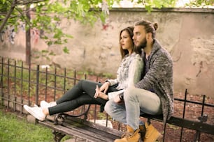 Couple assis sur un banc et se reposant.