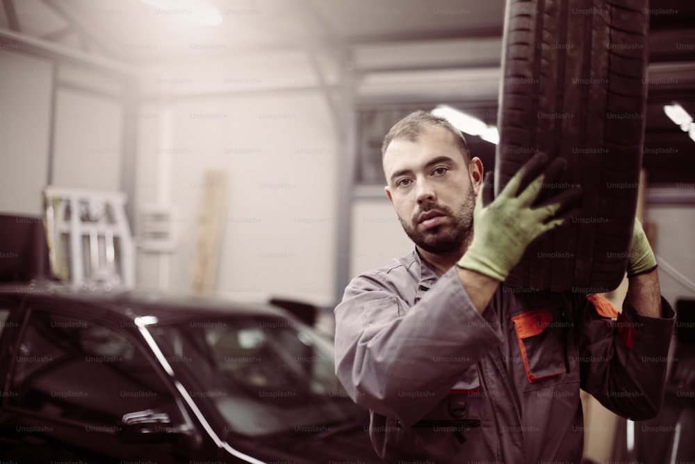 Mecánico que trabaja en un taller de reparación de automóviles.