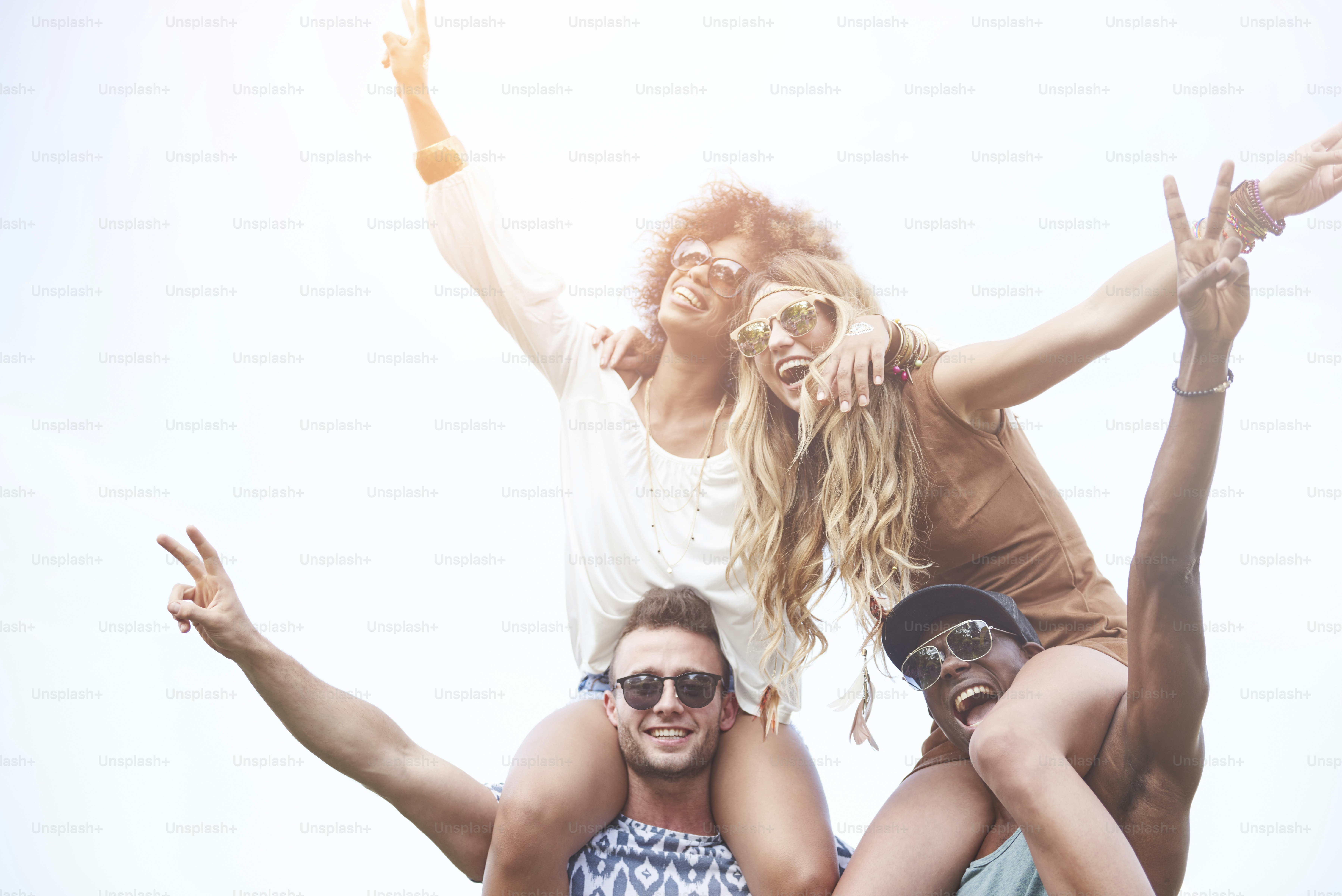 Dos parejas divirtiéndose a lo grande