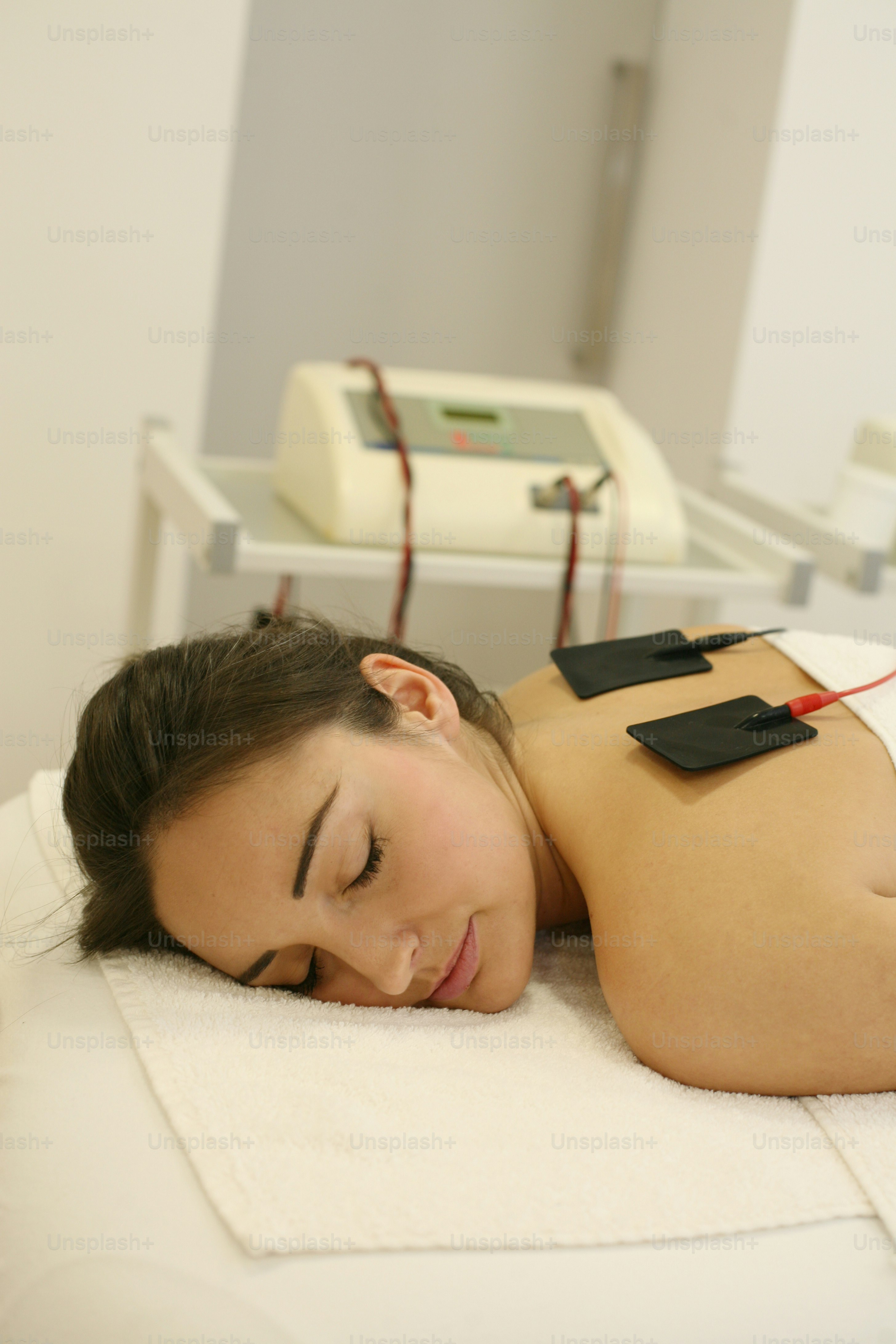 Brünette Frau auf Physiotherapie.