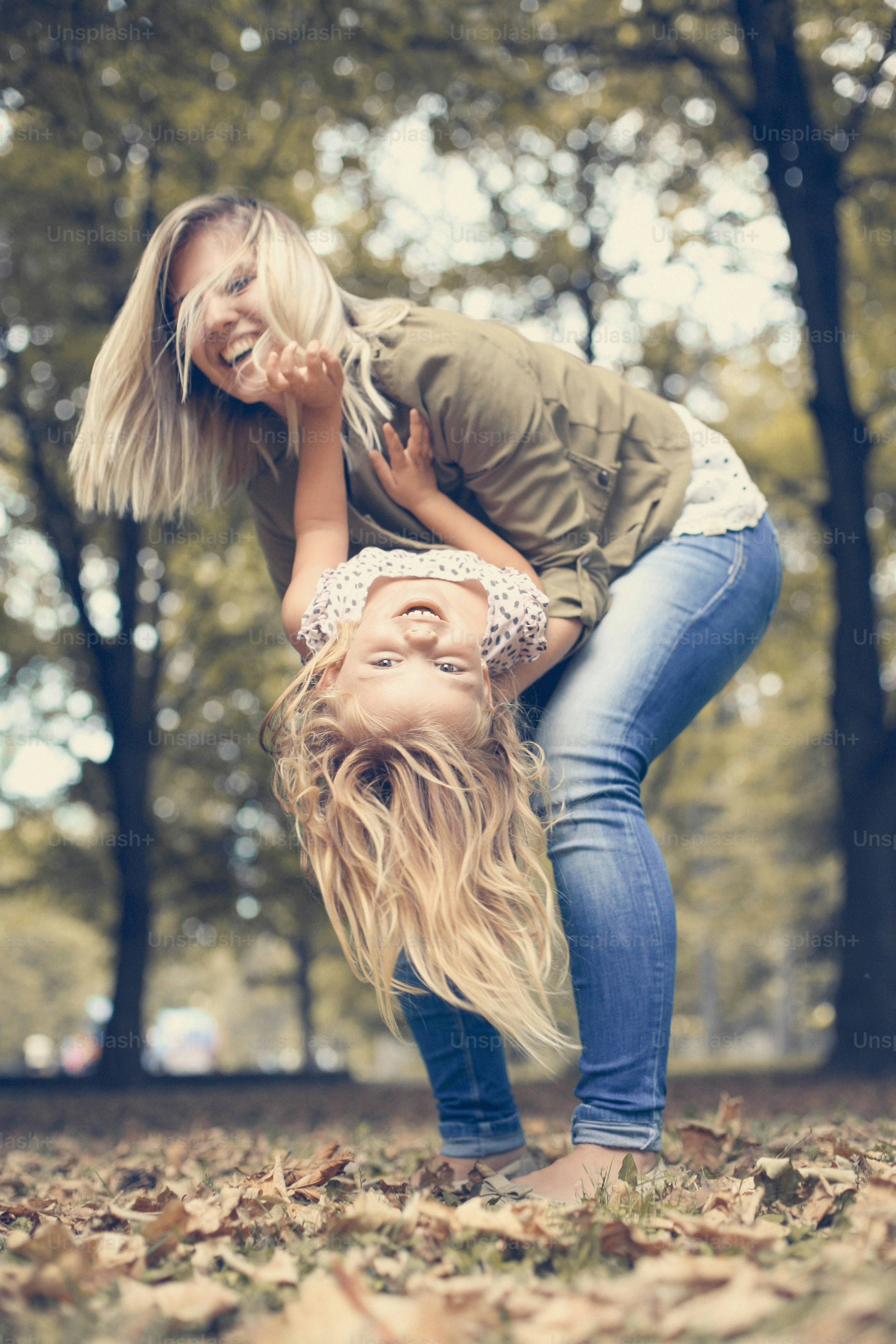 Madre con la figlia che gioca nel parco.