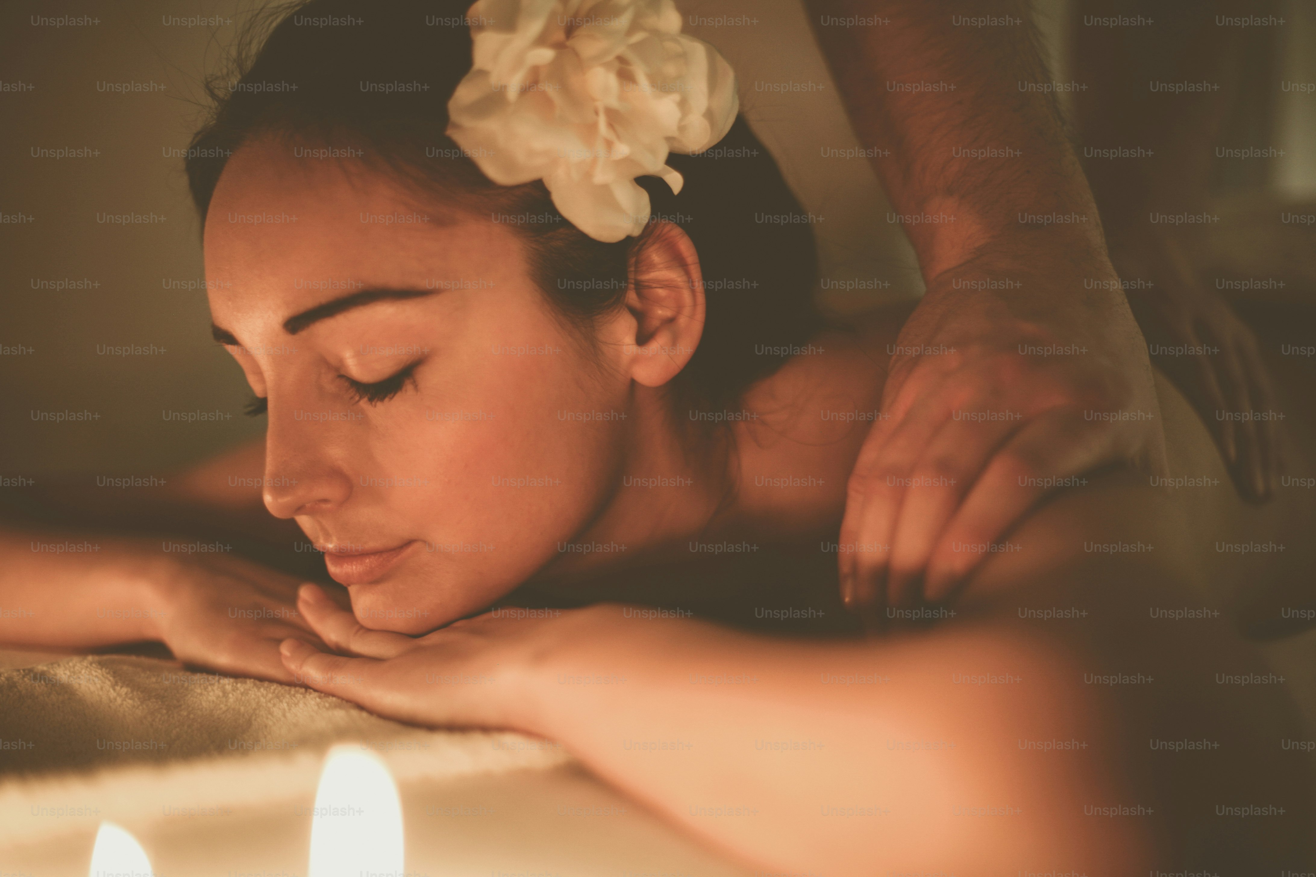 Wanita selama perawatan pijat di spa.