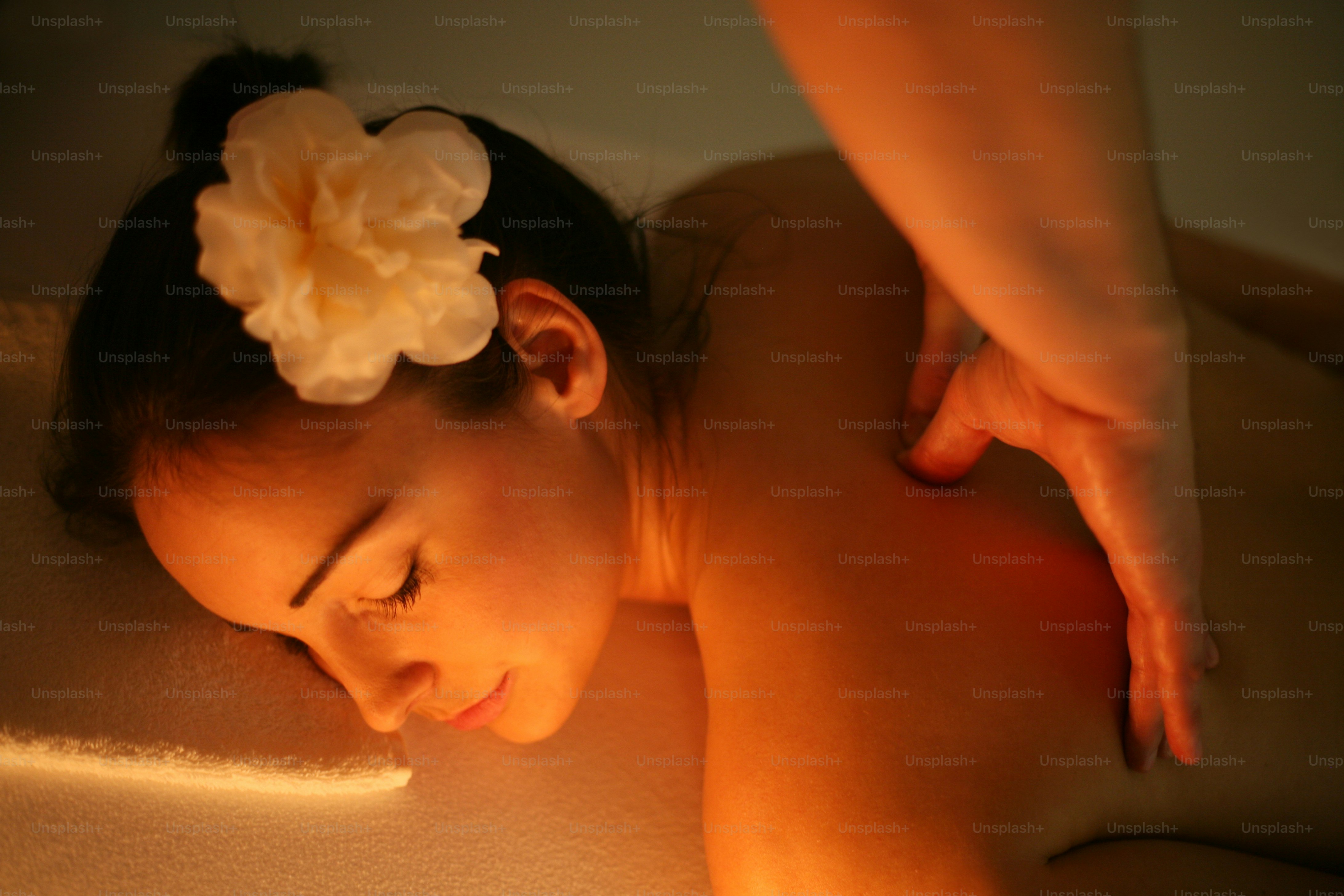 Wanita selama perawatan pijat di spa.