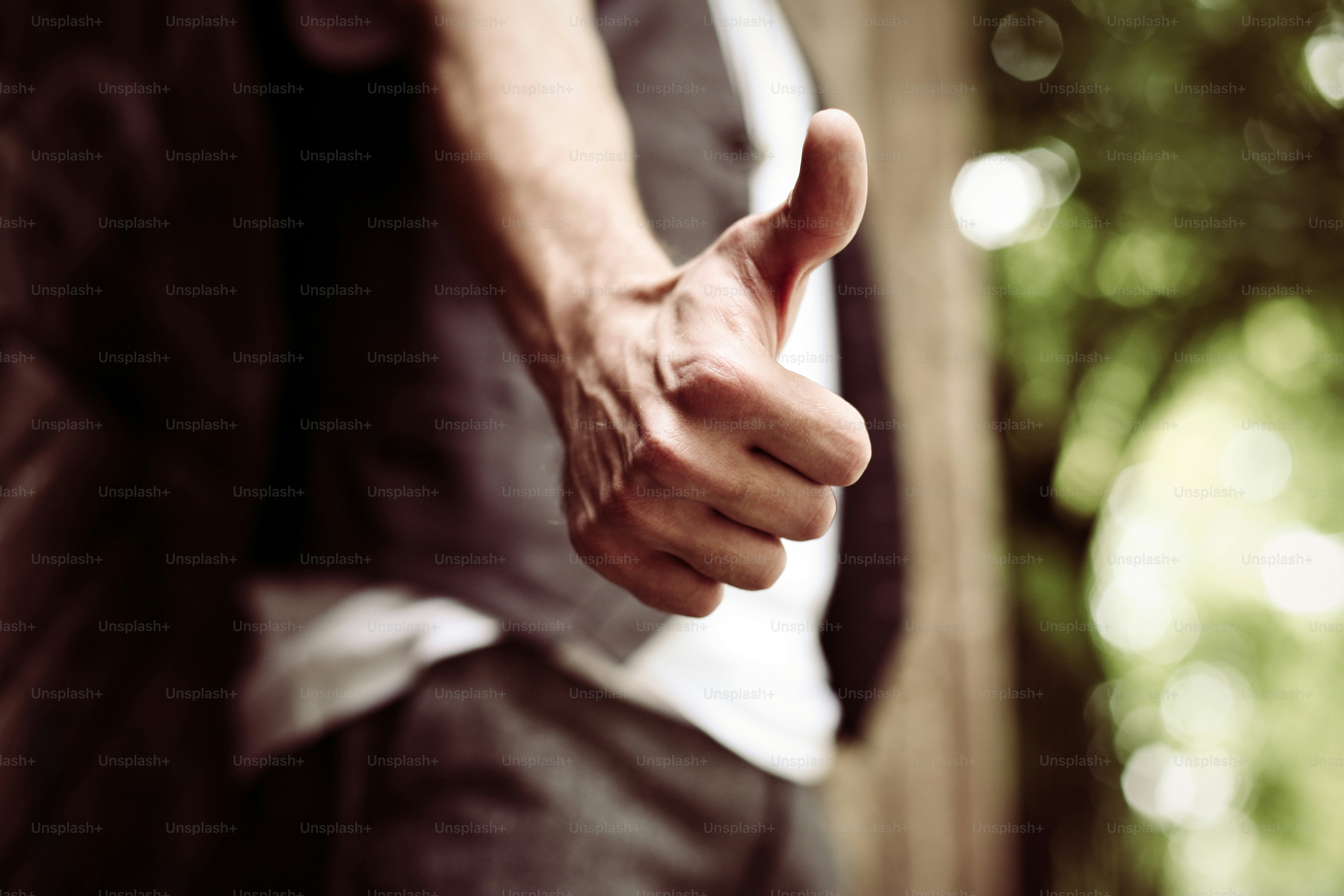 親指を立ててOKを示す男。