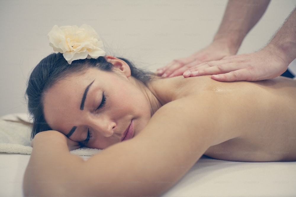 Mujer durante un tratamiento de masaje.