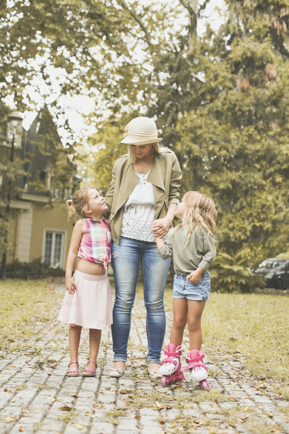 쾌활한 어머니는 딸들과 걷고 이야기합니다.