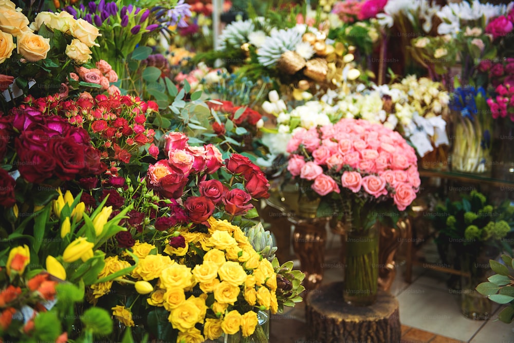 가게에서 아름다운 다양한 색의 장미를 클로즈업