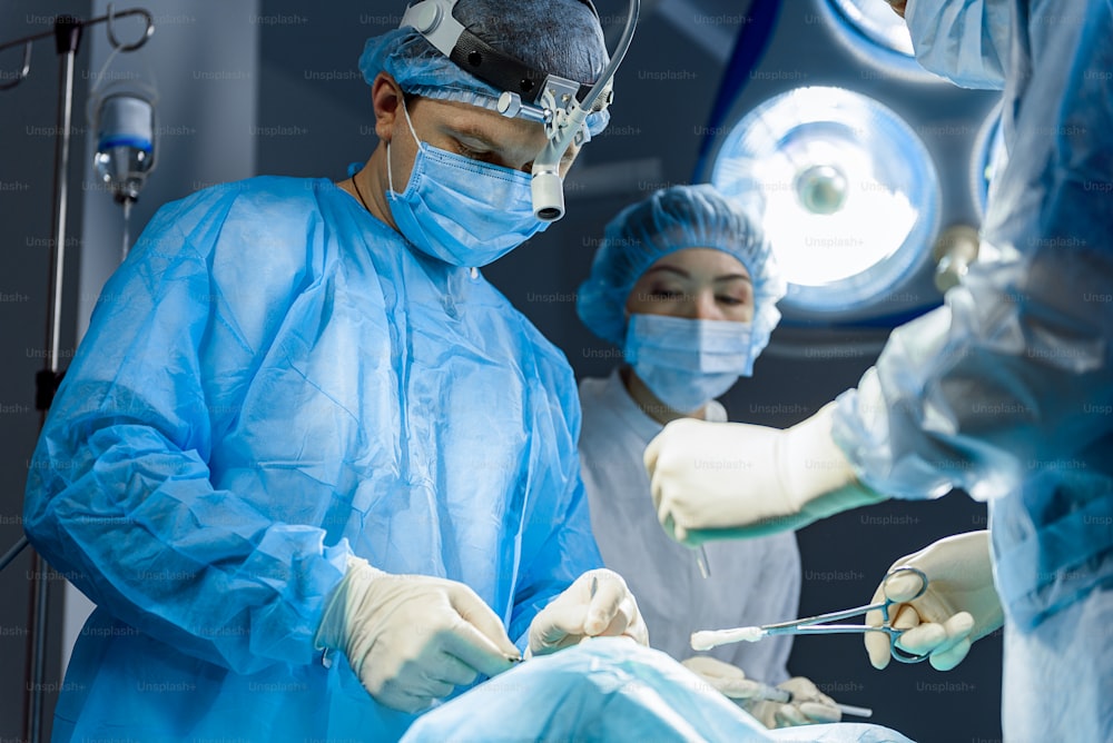 Хирургическая бригада в операционной. Staar Surgical Company. Правильная время операции. Трубка во время операции