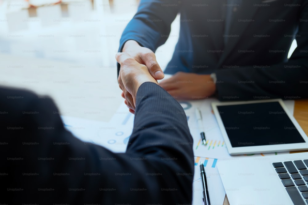 業務提携会議のコンセプト。イメージ:ビジネスマンの握手。成功したビジネスマンは、良い取引の後に握手します。