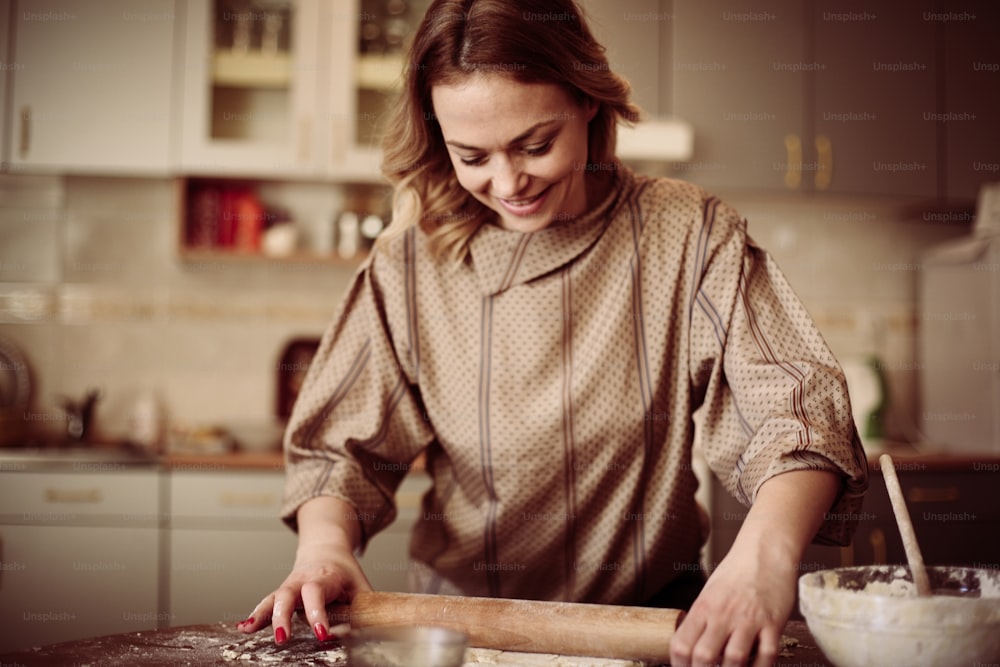 Retrato de mujer en la cocina horneando galletas.