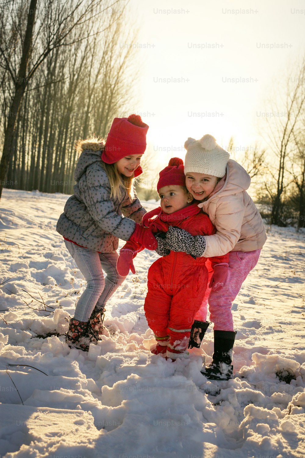 Niños jugando al aire libre en la nieve.