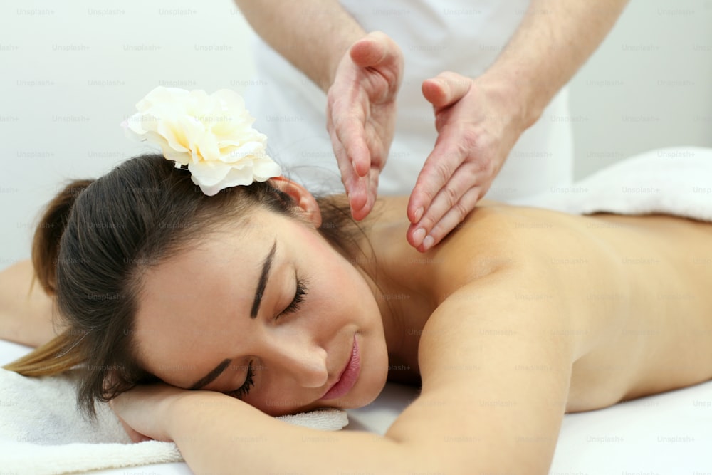Femme lors d’un soin de massage dans un spa.