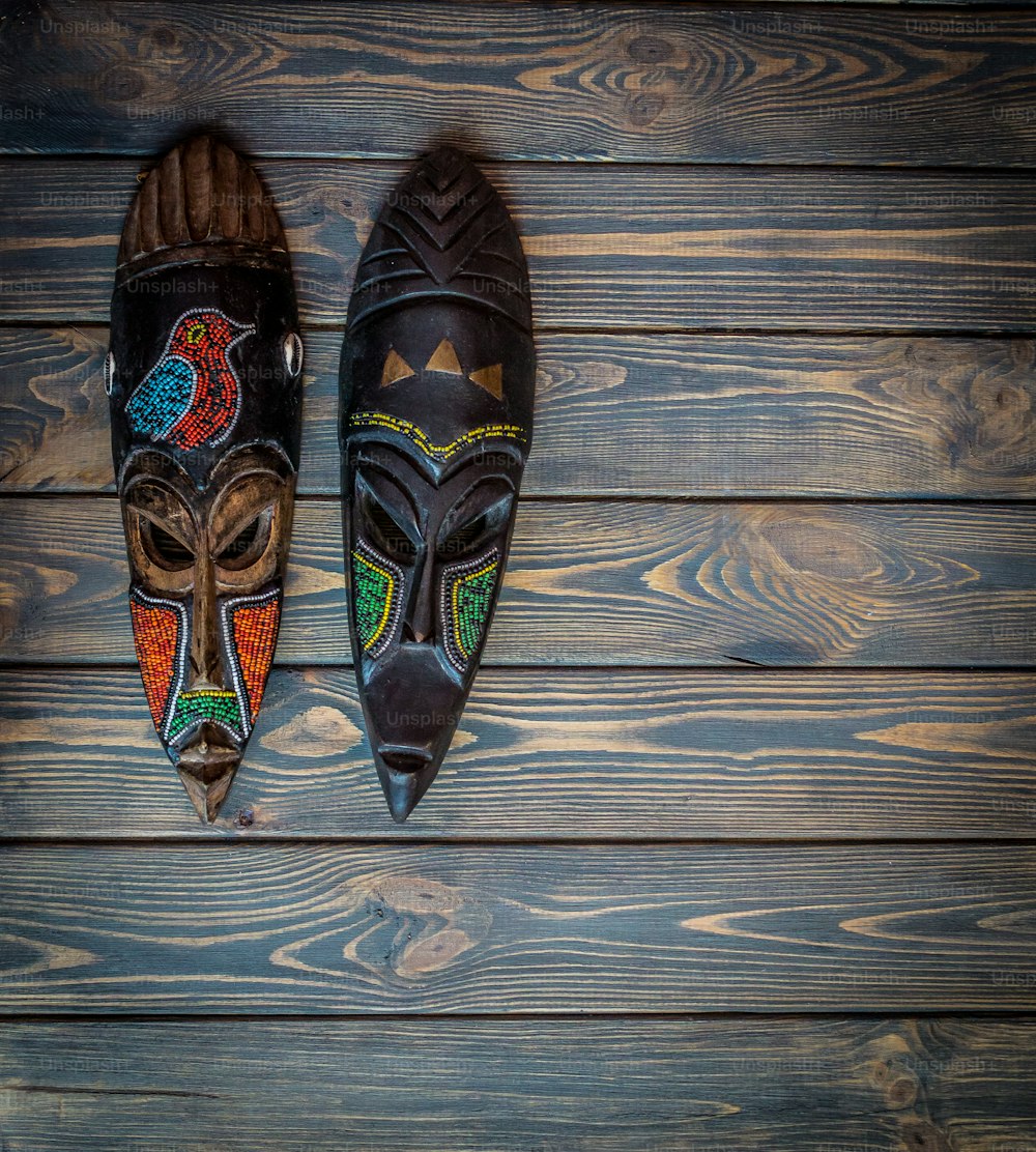 Rituelle Masken der indigenen afrikanischen Bevölkerung. Männchen und Weibchen. Ein Element für die Raumdekoration im afrikanischen Stil. Liberia, Westafrika