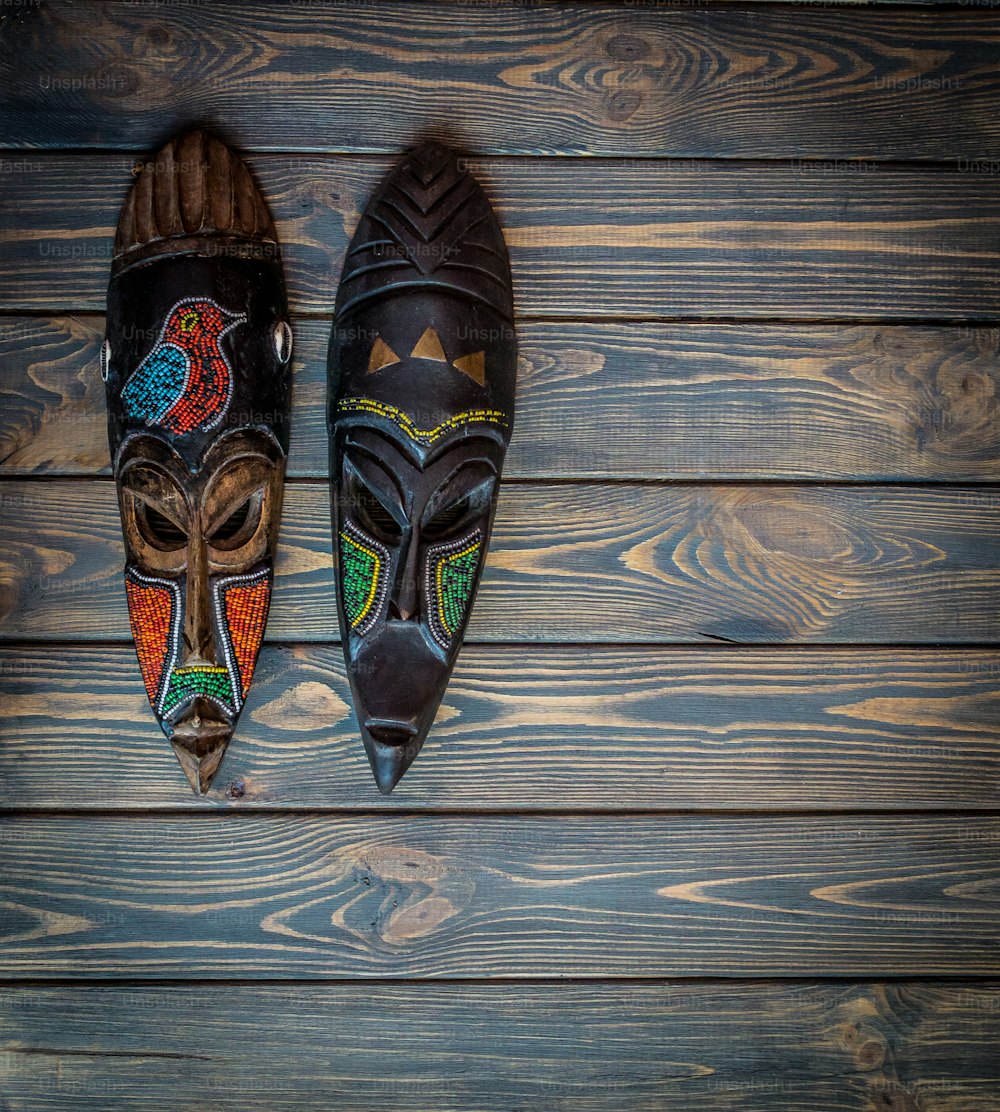 Masques rituels de la population indig�ène africaine. Le mâle et la femelle. Un élément pour la décoration de la chambre dans le style africain. Libéria, Afrique de l’Ouest