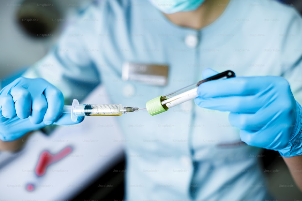 L’esthéticienne est en train de gagner le sang dans la seringue à partir du test du tube. Préparation du sang à la procédure Plasmolifting