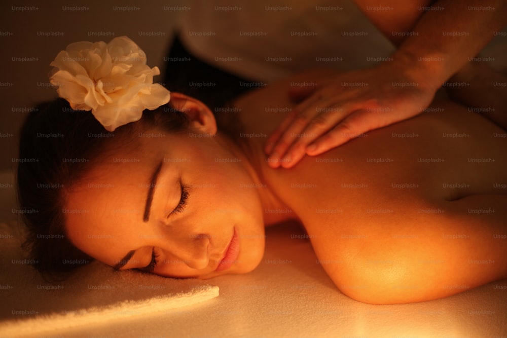 Femme lors d’un soin de massage dans un spa.