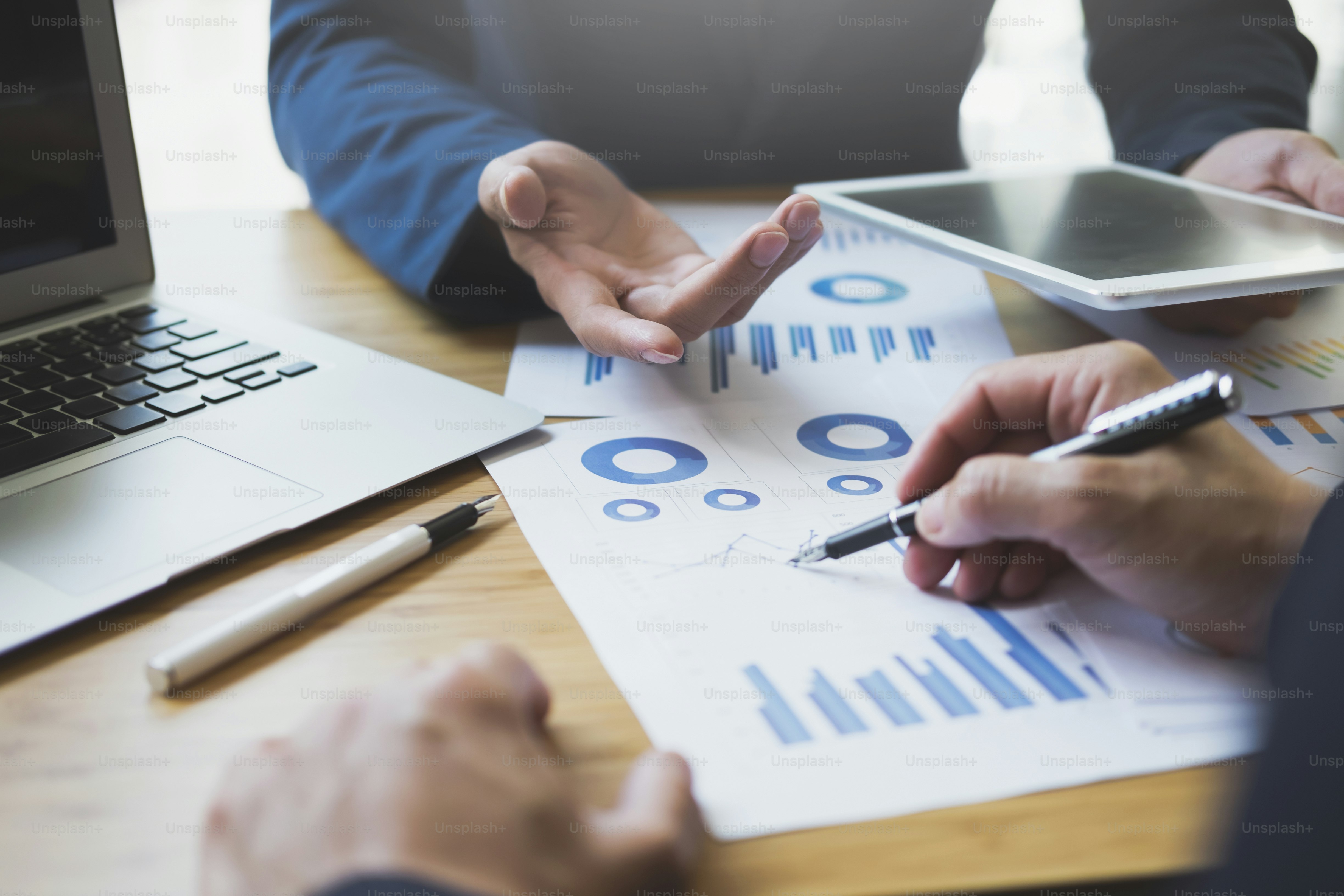 Main d’homme d’affaires pointant vers un document commercial lors d’une discussion à la réunion. Réunion d’analyse d’affaires de l’équipe de formation.