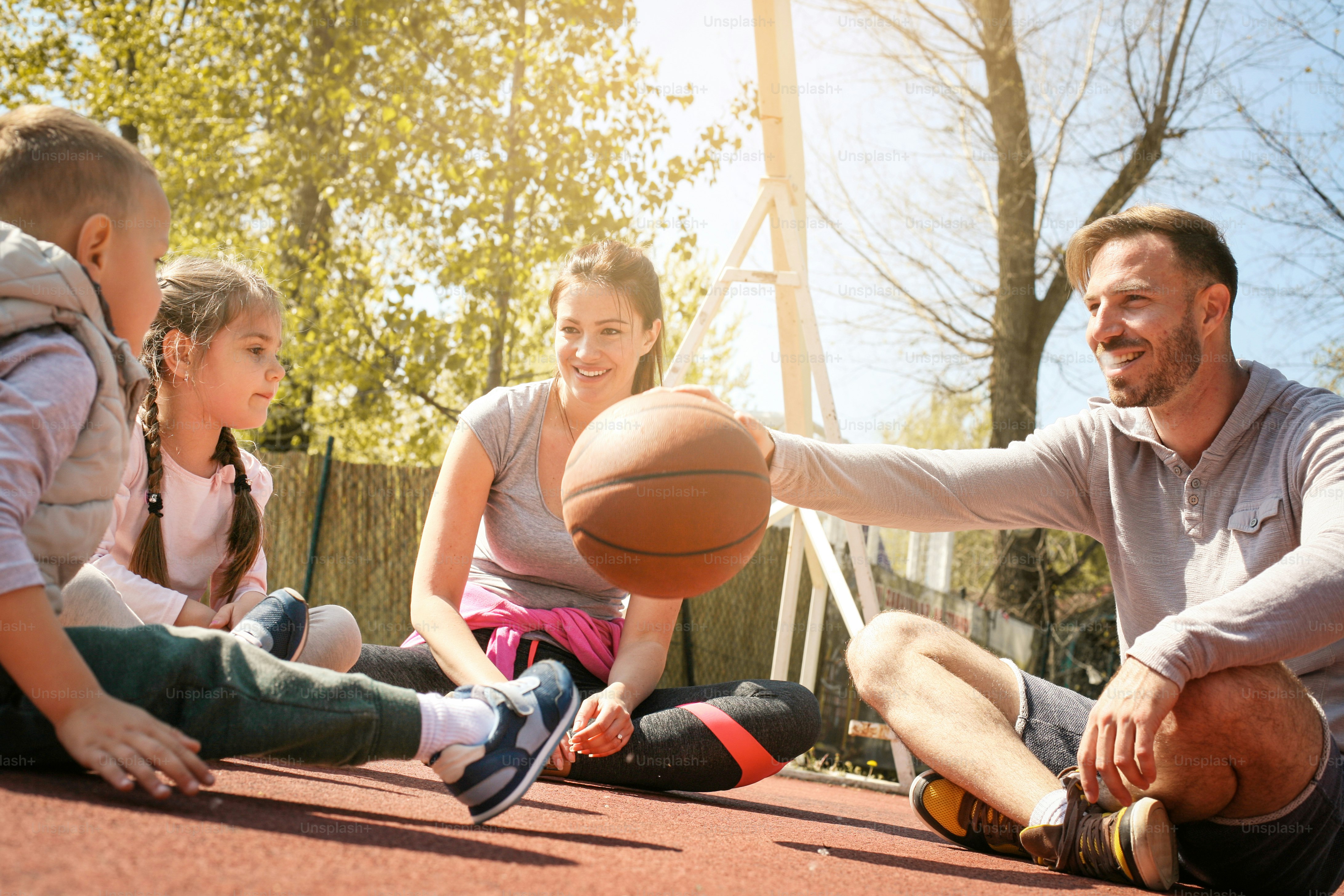 試合後に休憩する家族。幼い息子と面白い会話をする父親。