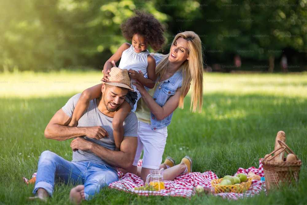 自然の中でピクニックを楽しむ幸せな家族