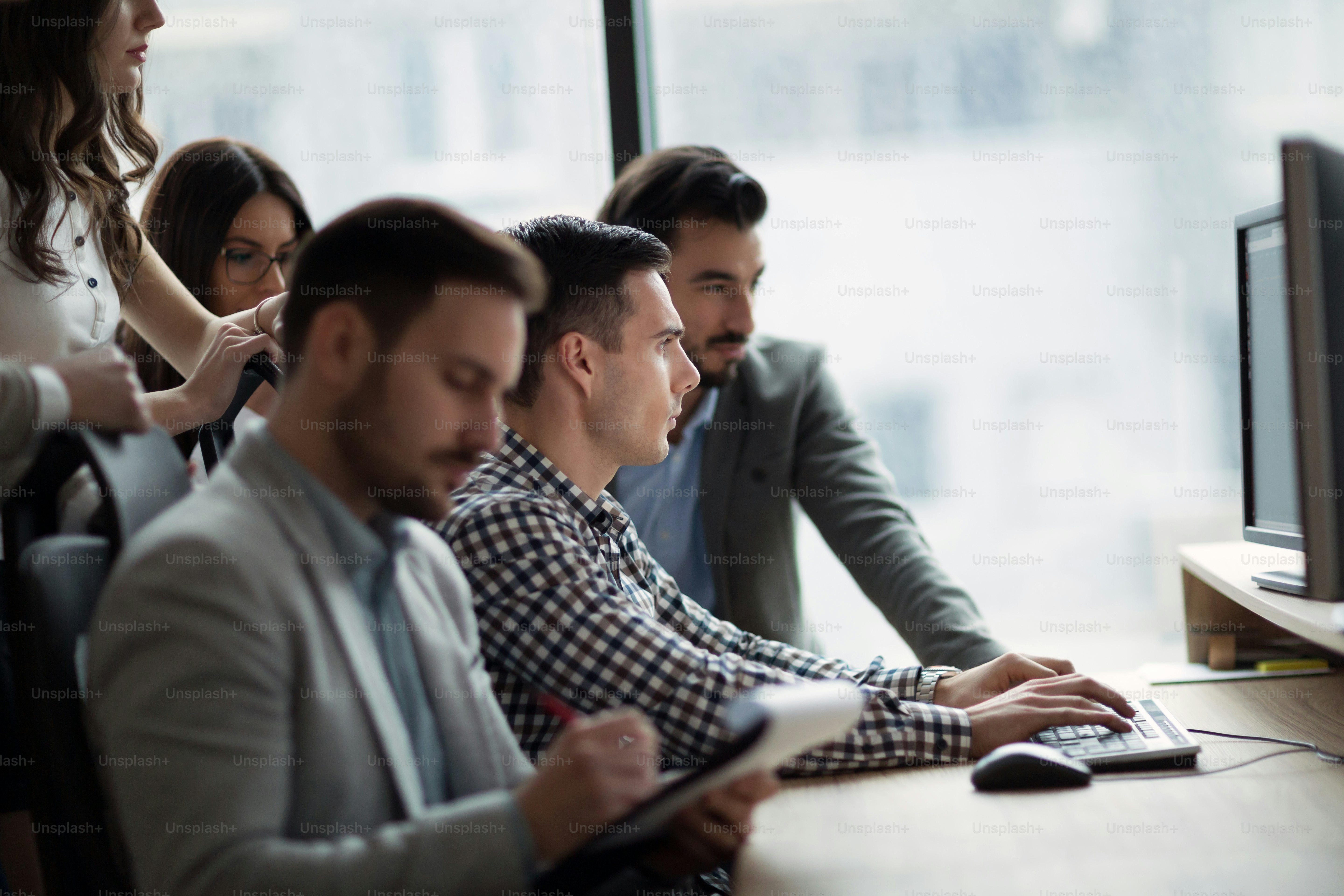 Gente de negocios haciendo una lluvia de ideas en la oficina durante la conferencia