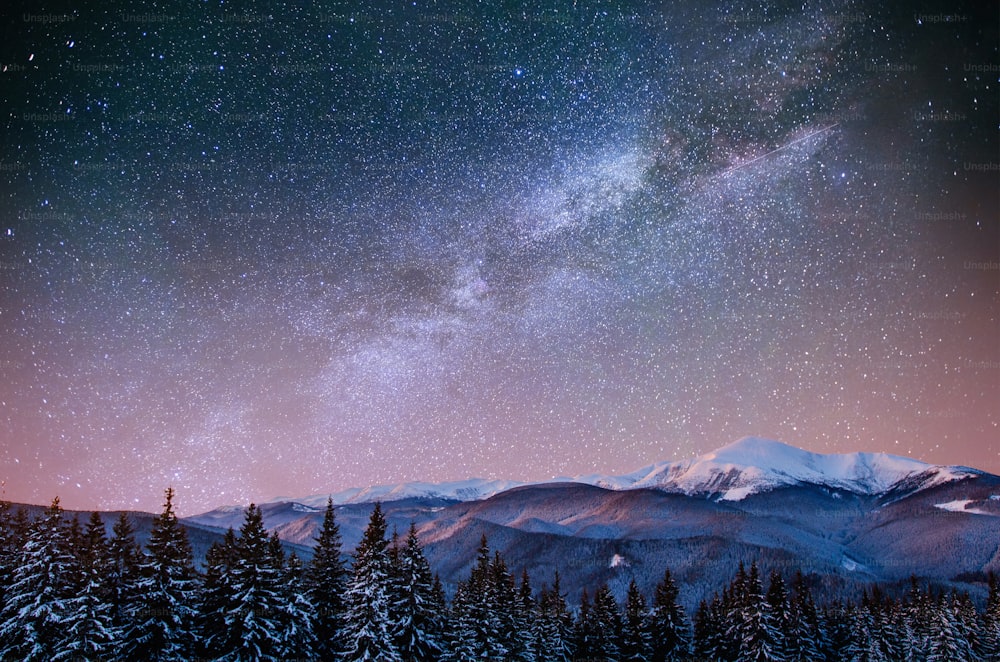 Fantastischer Wintermeteoritenschauer und die schneebedeckten Berge. Karpaten. Ukraine, Europa