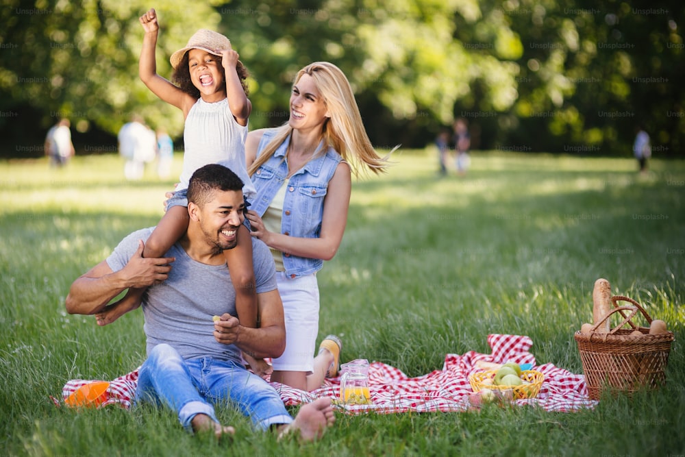 自然の中でピクニックを楽しむ幸せな家族