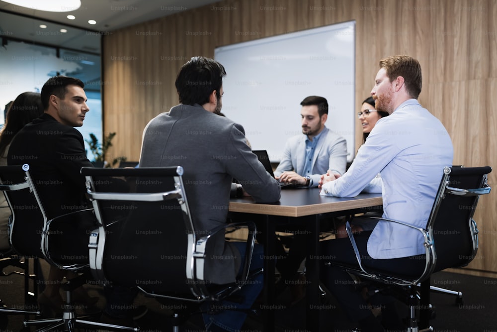 Reunião de negócios e apresentação em sala de conferências moderna para colegas