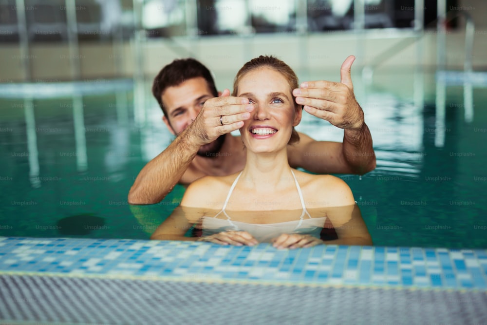Romantisches Paar genießt Thermalbad Spa und Wellnesscenter