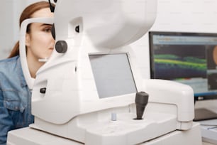 Apparecchiature per il test della vista. Primo piano dell'attrezzatura medica che si trova nell'ufficio degli oftalmologi e che è in uso mentre controlla la vista