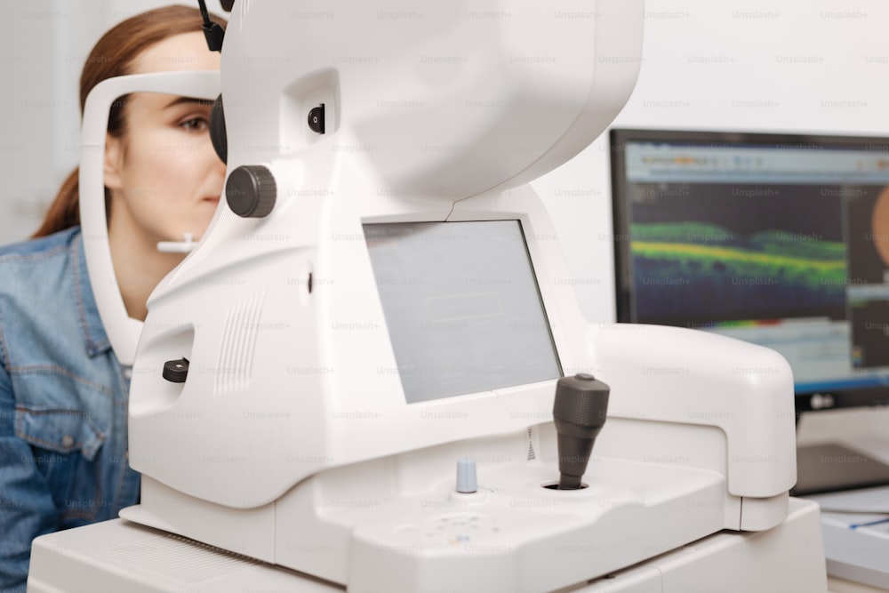 Équipement d’examen de la vue. Gros plan sur l’équipement médical debout dans le bureau de l’ophtalmologiste et en cours d’utilisation tout en vérifiant la vue
