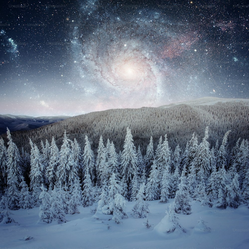 Fantastischer Sternenhimmel. Wunderschöne Winterlandschaft und schneebedeckte Gipfel. Malerische Berge. Blick auf die Berge. Mit freundlicher Genehmigung der NASA. Karpaten, Ukraine, Europa