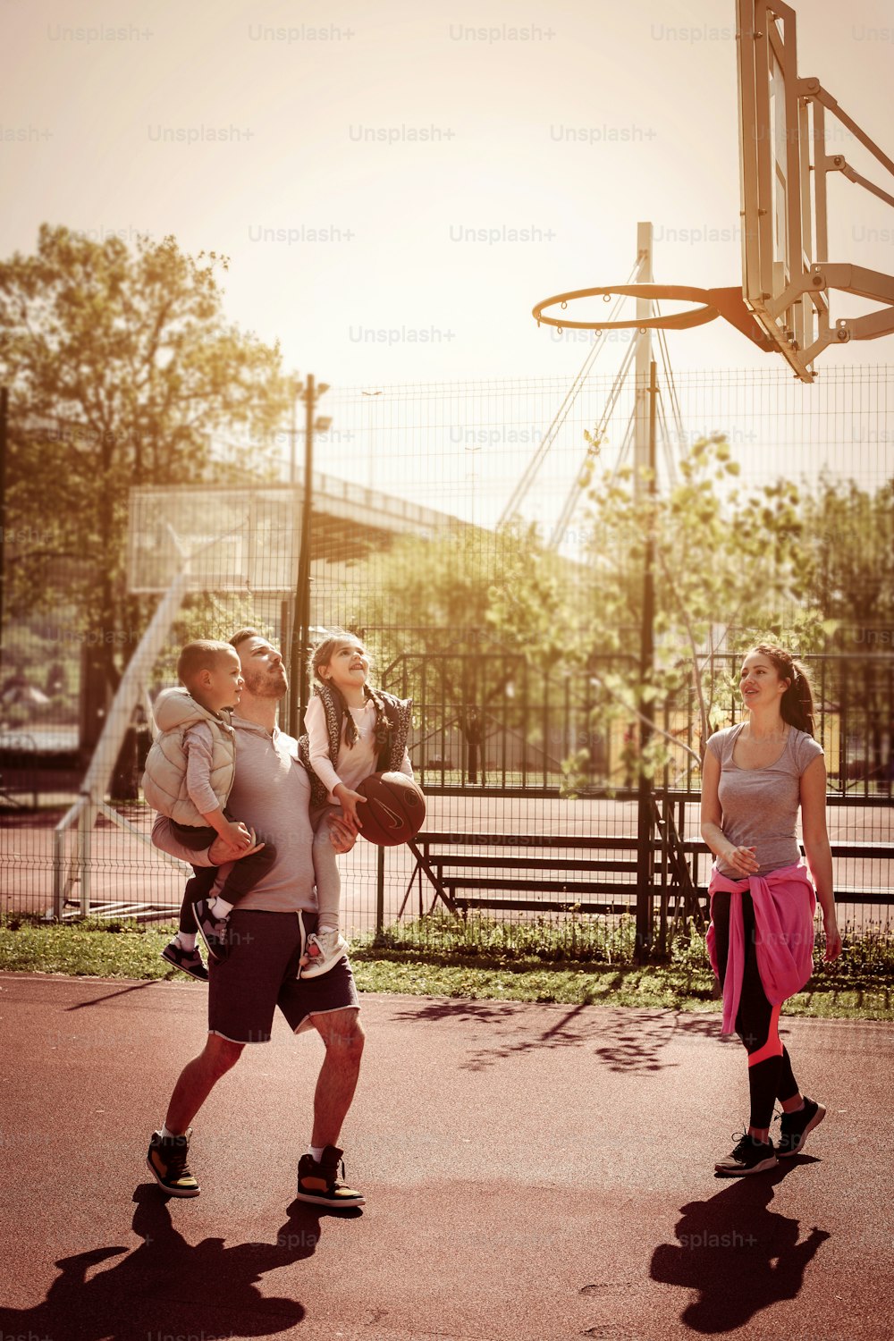 Famiglia caucasica che gioca a basket insieme