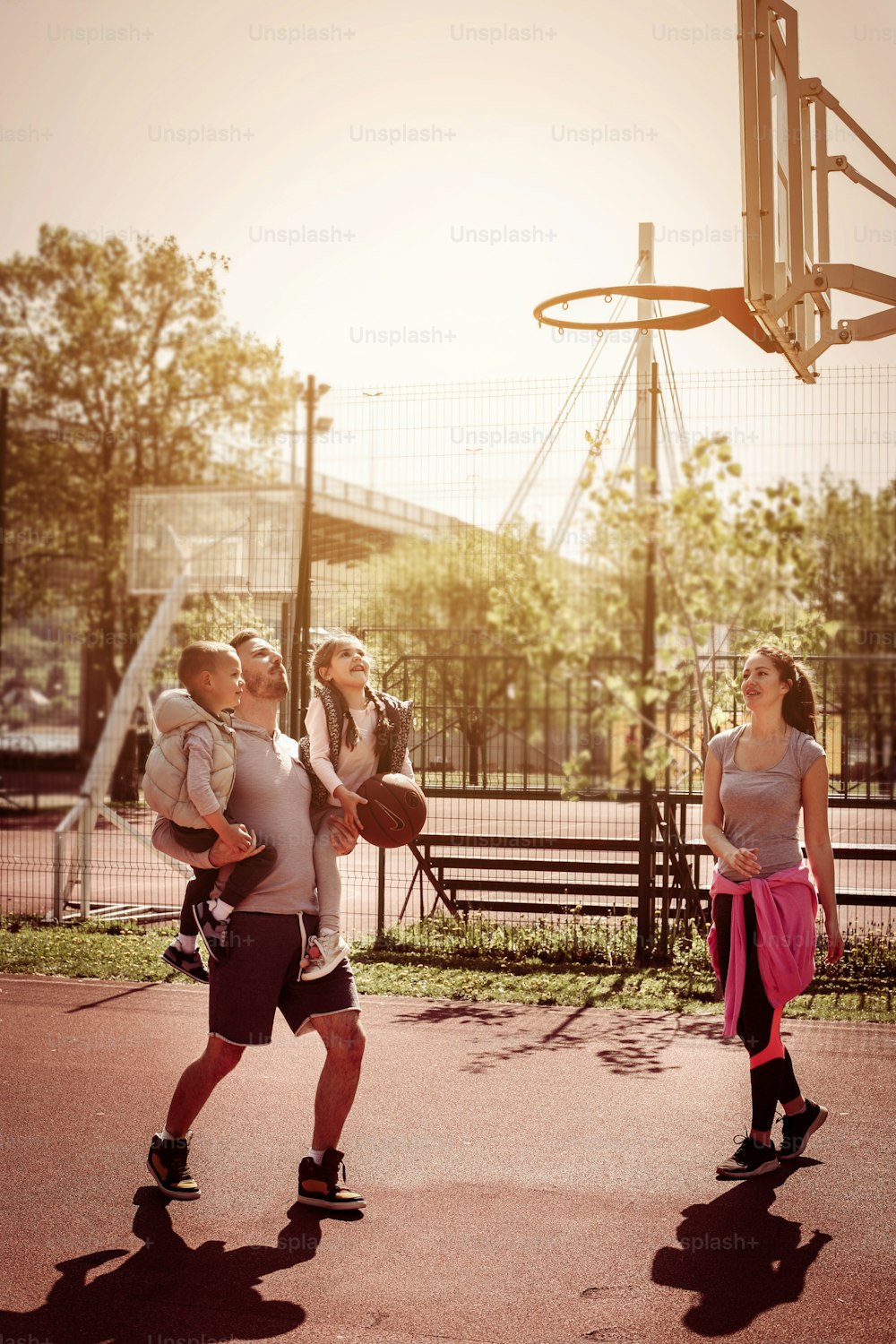 Familia caucásica jugando baloncesto juntos