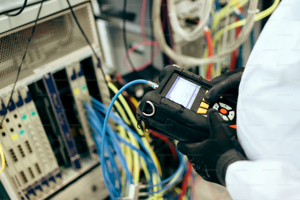 Techniker, der CMTS-Netzwerkkarten repariert