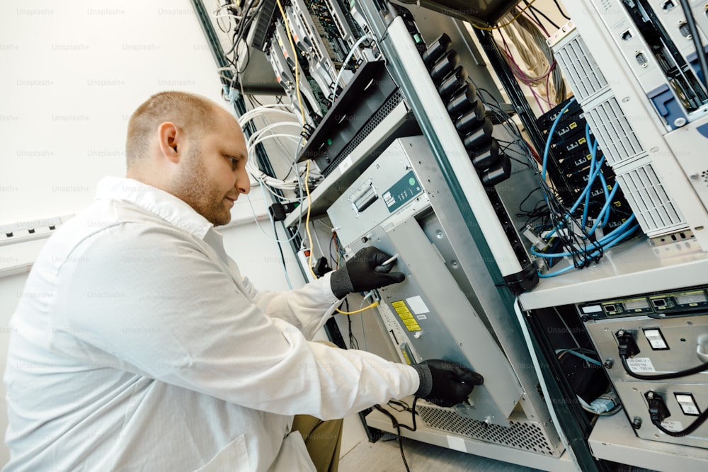 Technicien travaillant dans la labaratoire de cartes réseau