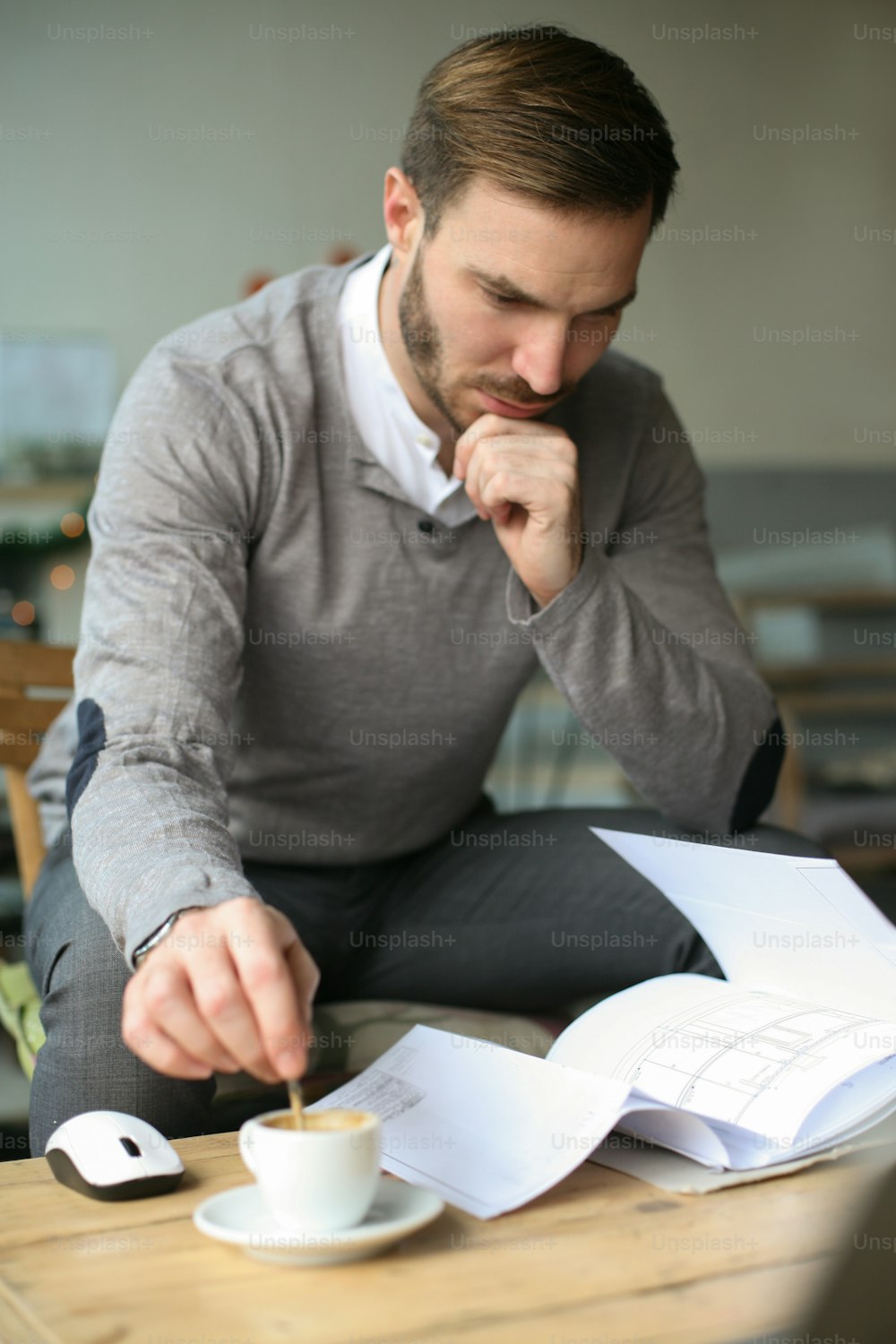 Jeune homme d’affaires lisant un document.