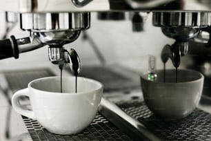 커피 컵이 달린 커피 메이커