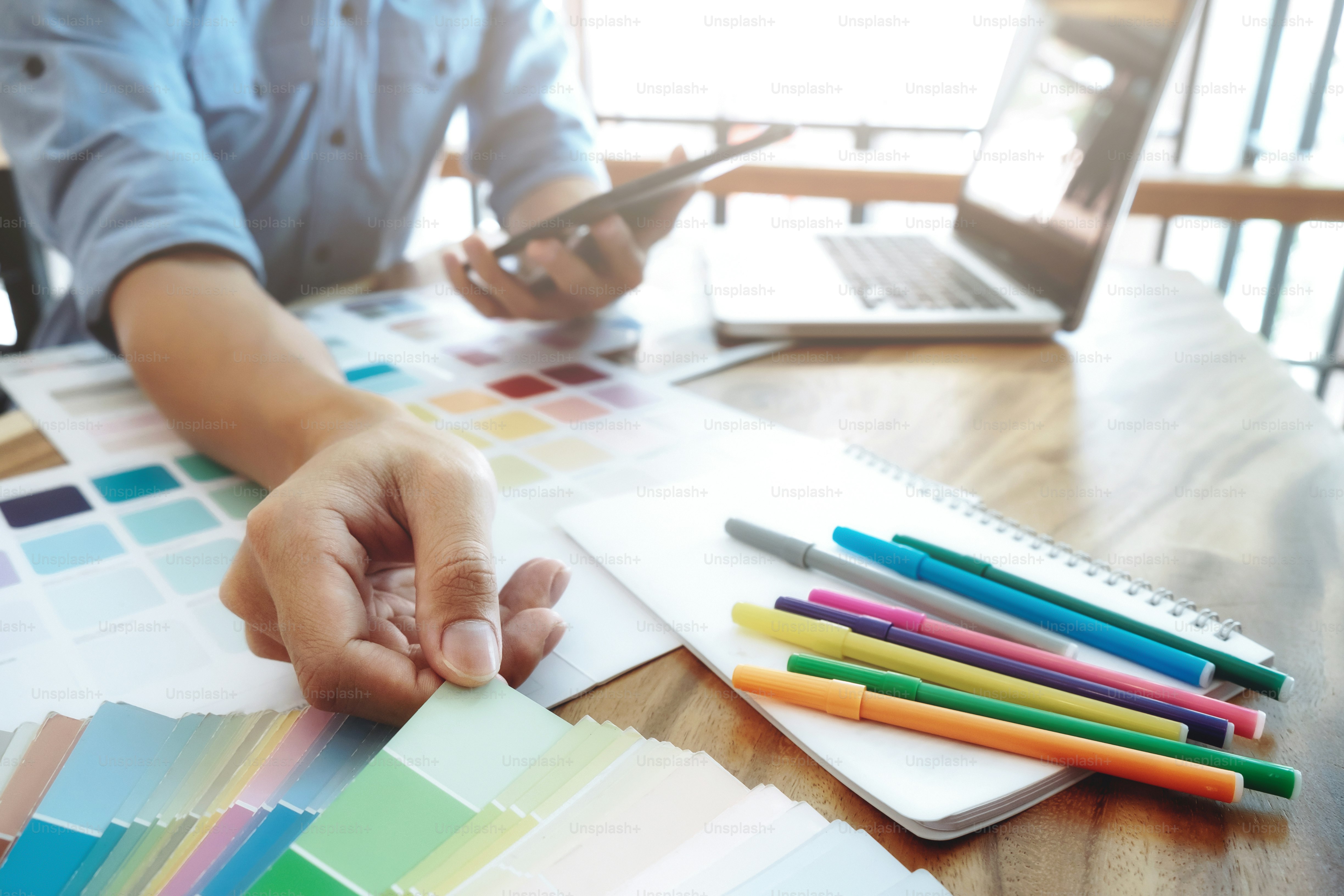 Photographe indépendant, Éditeur photo, Artiste, Graphiste, Concepteur Web, Créatif sélectionner des images de l’appareil photo et à l’aide d’un ordinateur pour travailler dans un studio de création.