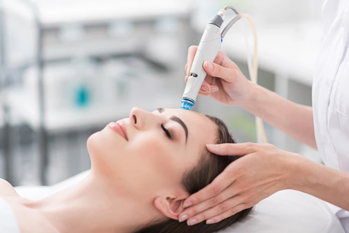 Soin d’hydradermabrasion appliqué sur le front