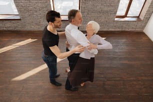 함께 탱고 연습 . 신중한 운동 능력 댄스 소파는 훈련 세션을 갖고 보살핌을 표현하면서 노인 연금 수급자 탱고를 가르칩니다.