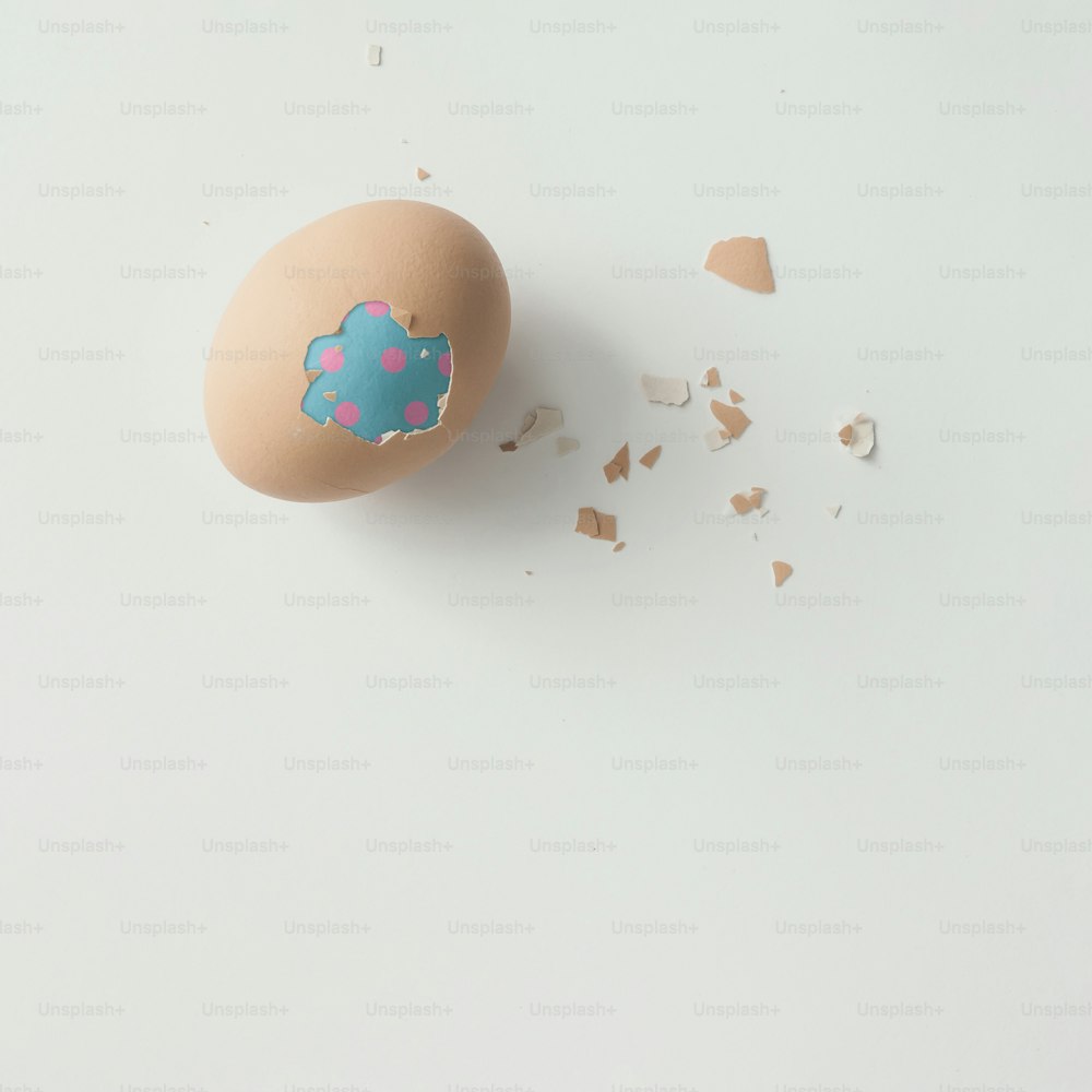Uovo sbucciato con doppio guscio e spazio copia. Posa piatta. Concetto creativo.