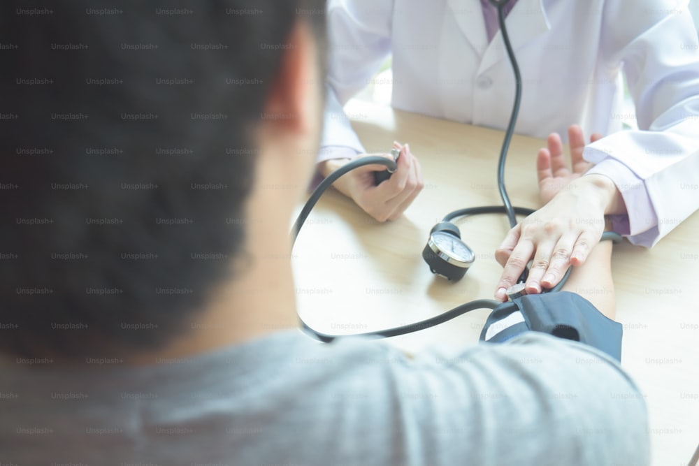 의사 검진. 환자 �동맥 혈압을 확인하는 의사. 건강 관리, 병원 및 의사 개념