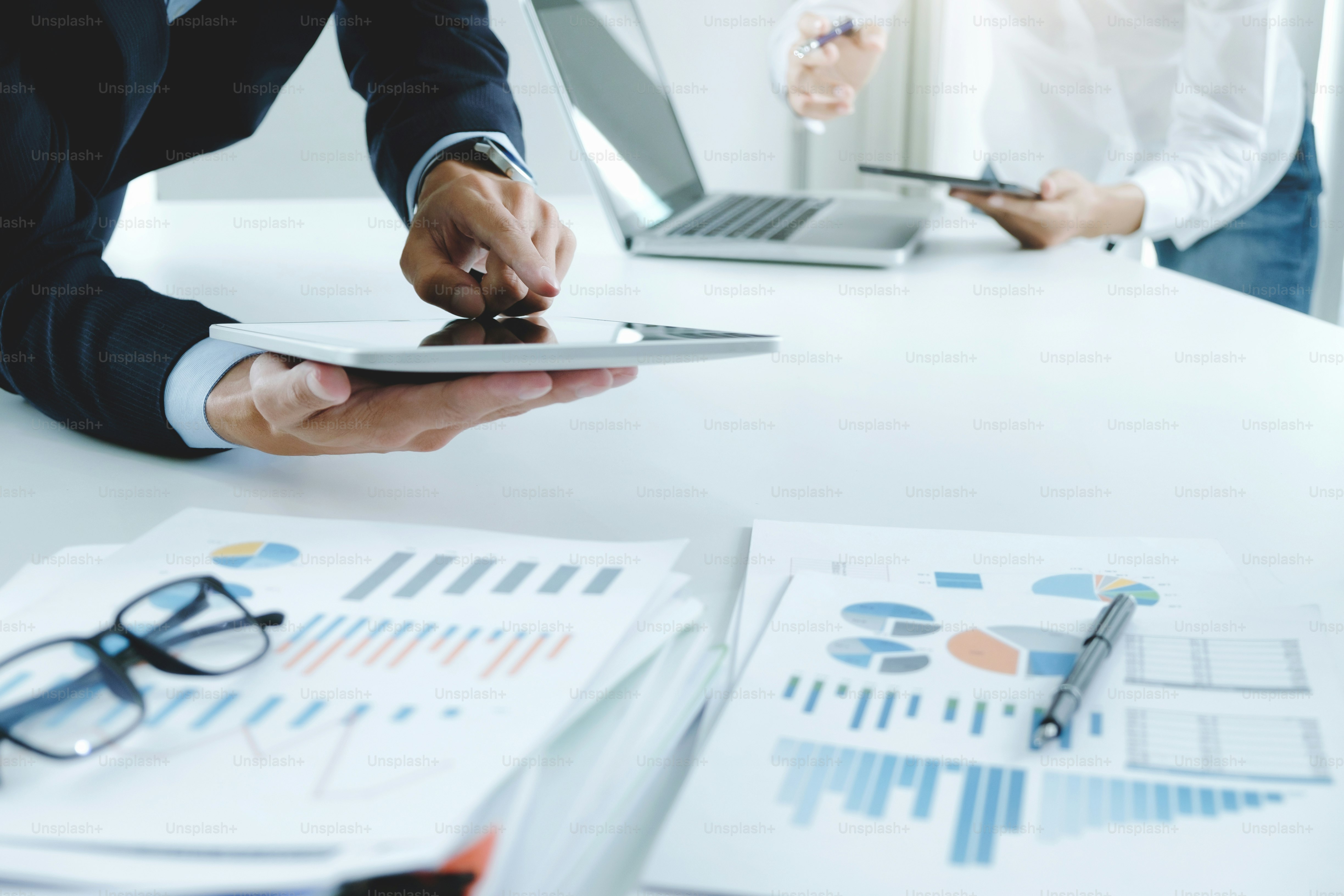 Young startups businessmen teamwork brainstorming meeting to discuss plan startup project.