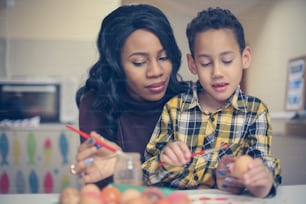 Mujer afroamericana con su hijo. Una mujer afroamericana con su hijo se preparan para la Pascua