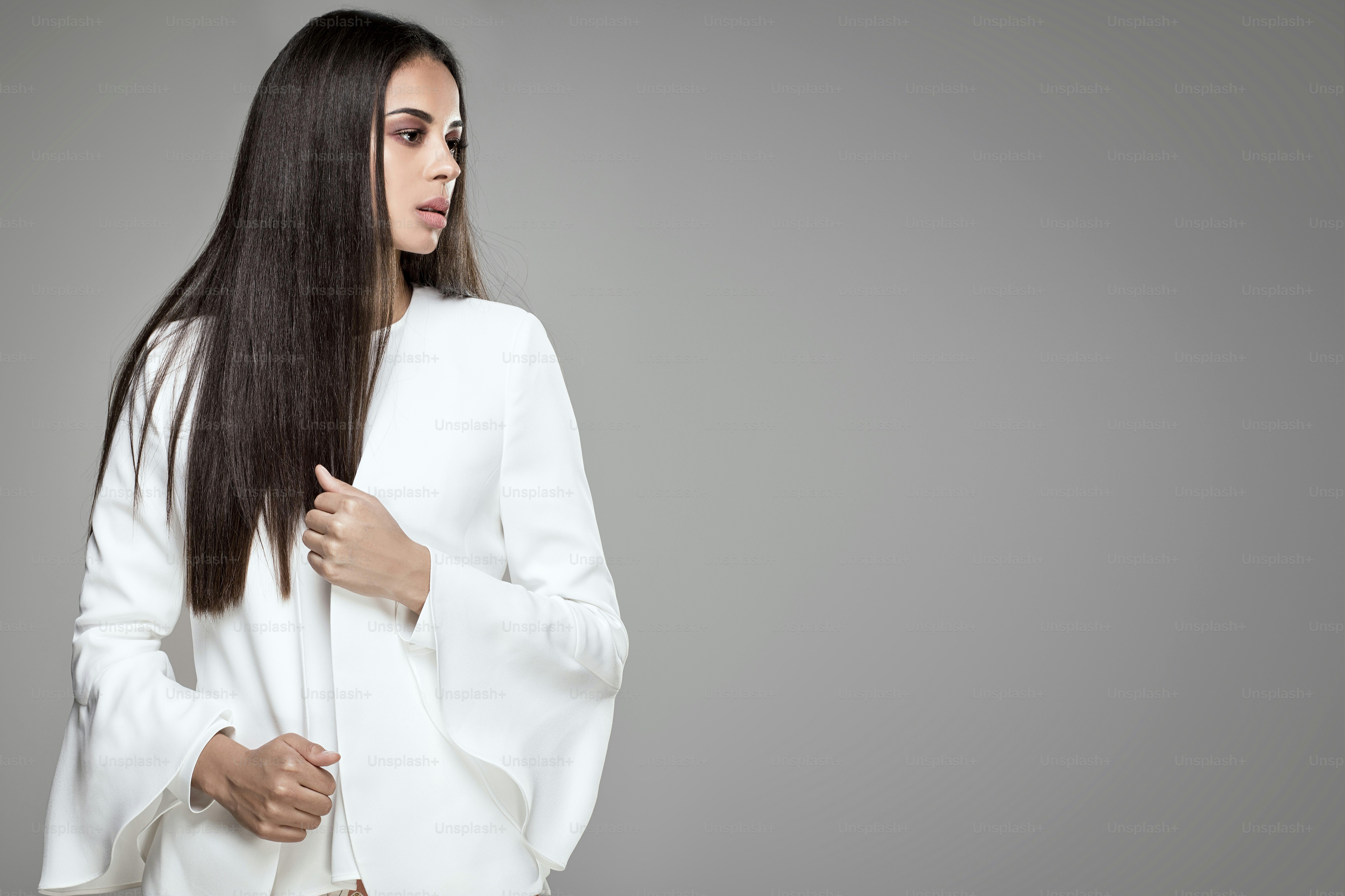 Bella giovane elegante donna afroamericana in posa in studio.